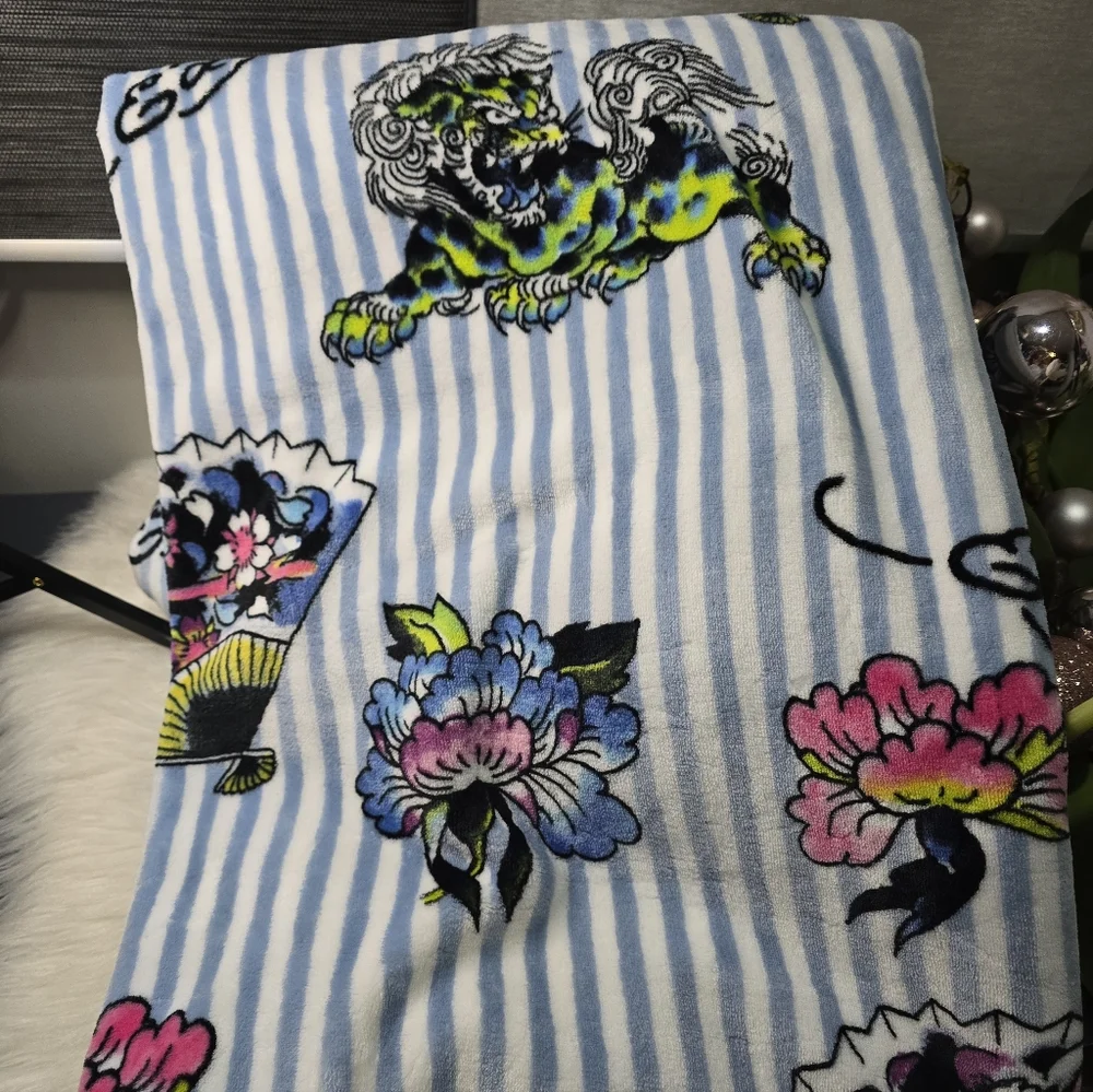 Ed Hardy Twin Printed plush blankiet 60in x 90in new